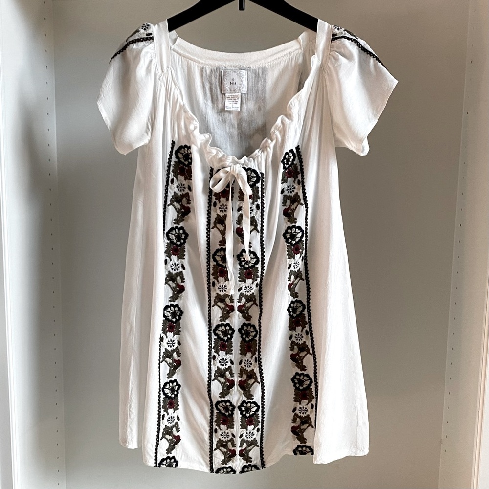 Bizz Embroidered White Women's Top/tunic EUC